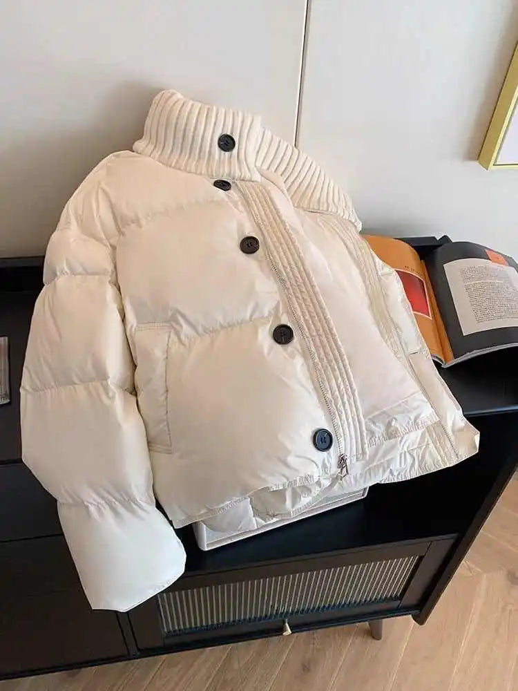 Biała kurtka puchowa z wysokim kołnierzem - ModaEkspert.pl 