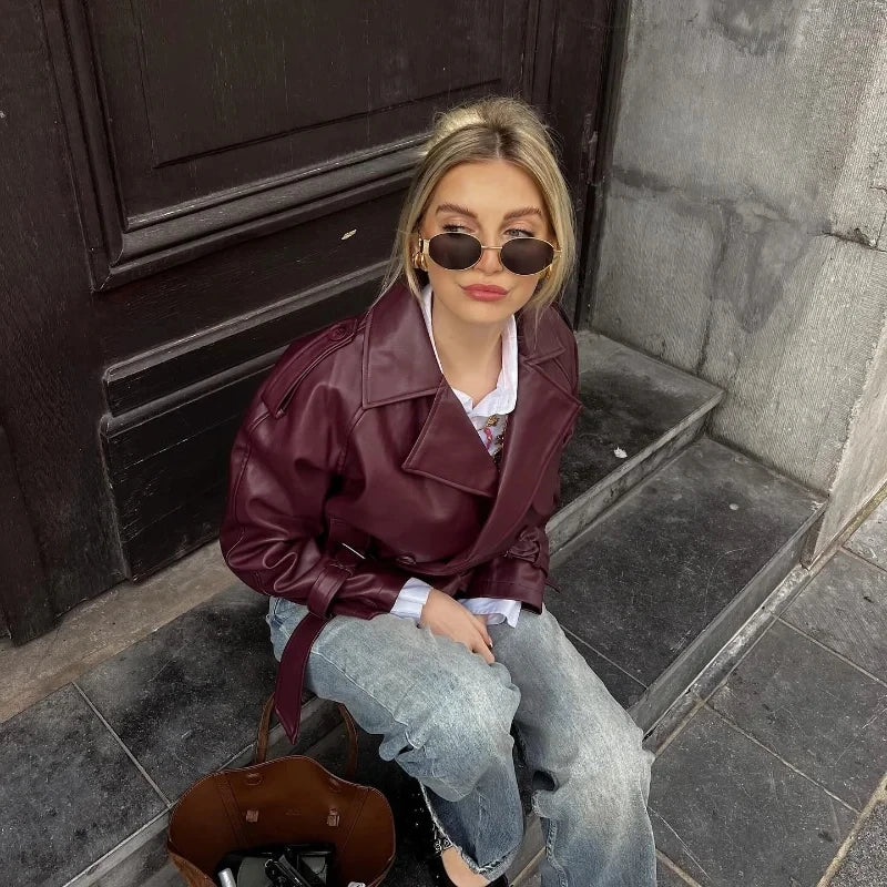 Bordowa krótka skórzana kurtka – luksusowy element garderoby - ModaEkspert.pl 