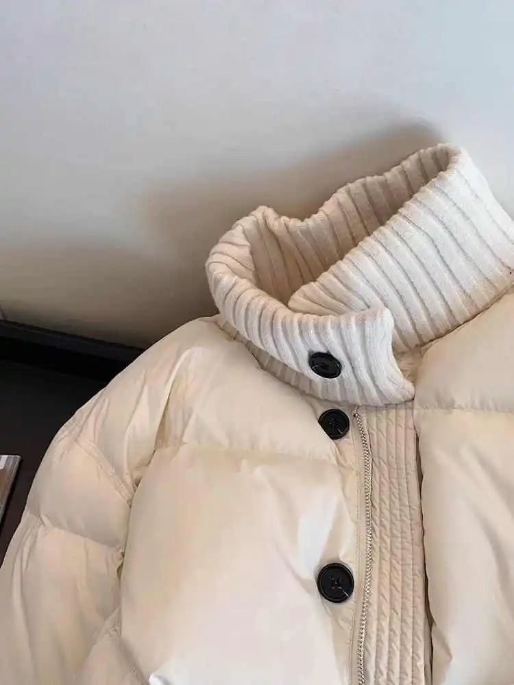 Biała kurtka puchowa z wysokim kołnierzem - ModaEkspert.pl 