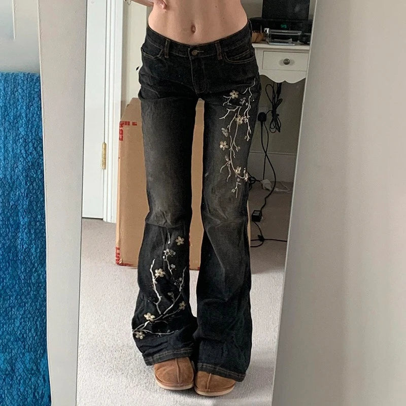 Czarne rozszerzane dżinsy z noszonym haftem – ModaEkspert.pl 